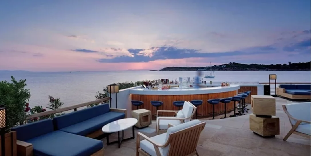 Εστιατόρια και μπαρ της Αθήνας σχεδόν πάνω στο κύμα