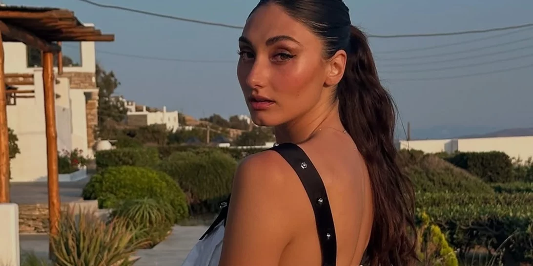 Η Ευαγγελία Πλατανιώτη με total Zara look στη Σιγκαπούρη | Κοστίζει κάτω από 50 ευρώ