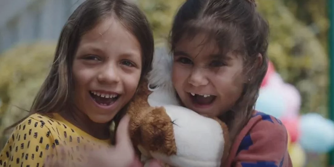 Νέα καμπάνια ΑΙΜ, "Πέρα από τα μπροστινά μας δόντια".