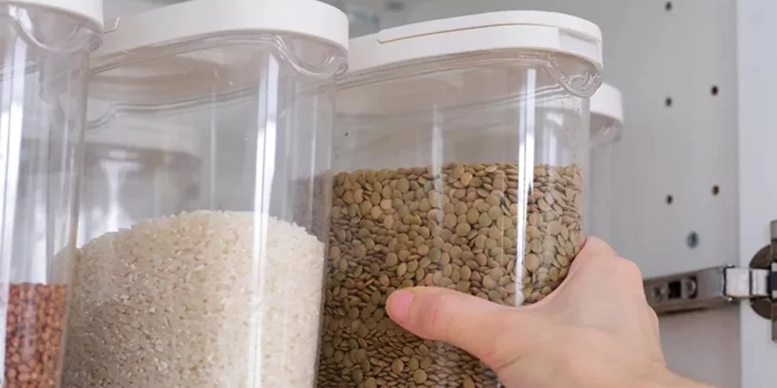 Σκόροι τροφίμων | 3 tips για να προστατεύσεις τα ντουλάπια της κουζίνας σου