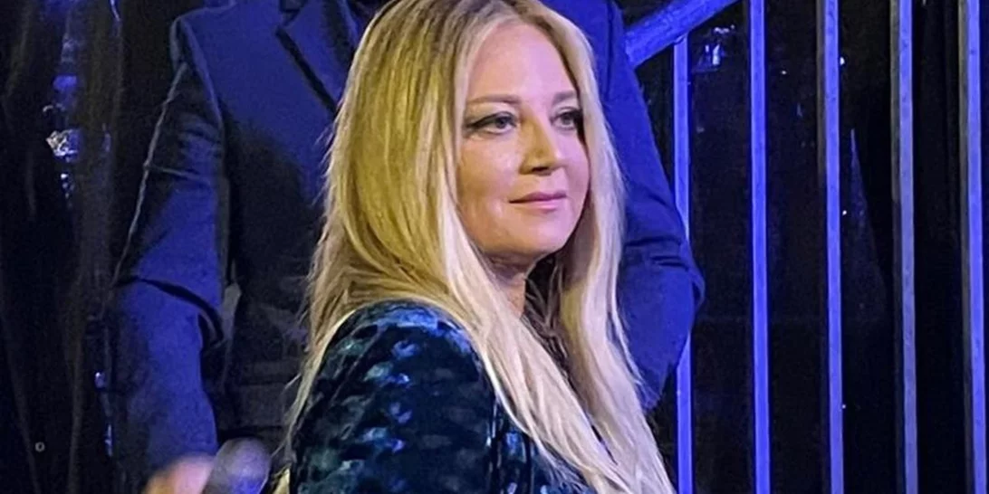 Η Νάνσυ Ζαμπέτογλου με velvet κοστούμι που είναι ιδανικό για festive looks στη φωταγώγηση του δέντρου της Αθήνας