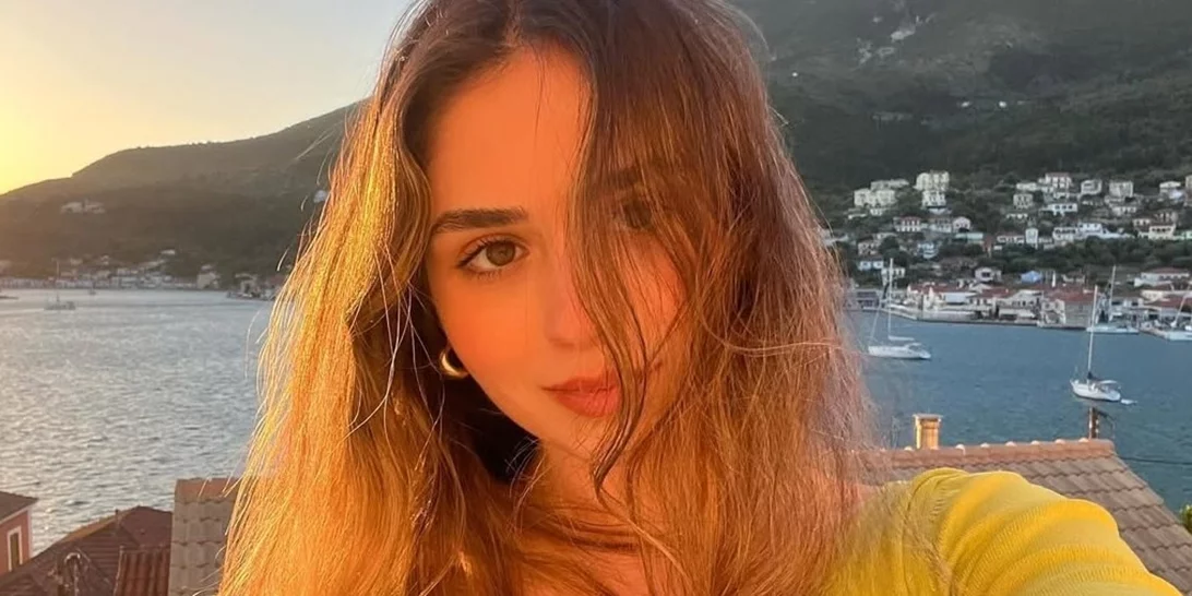 Βάσια Γκολφινοπούλου | Η "Σάντρα" από "Το Σόι Σου" ποζάρει στην αγκαλιά του συντρόφου της