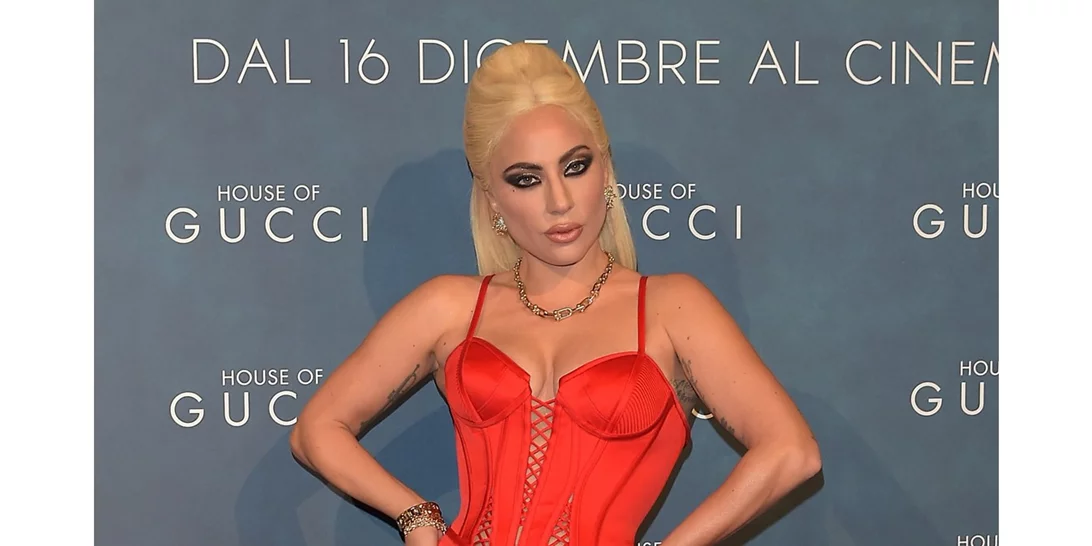 Lady Gaga | Εμφανίστηκε με κόκκινο Versace φόρεμα στην πρεμιέρα του ‘House of Gucci’ στο Μιλάνο