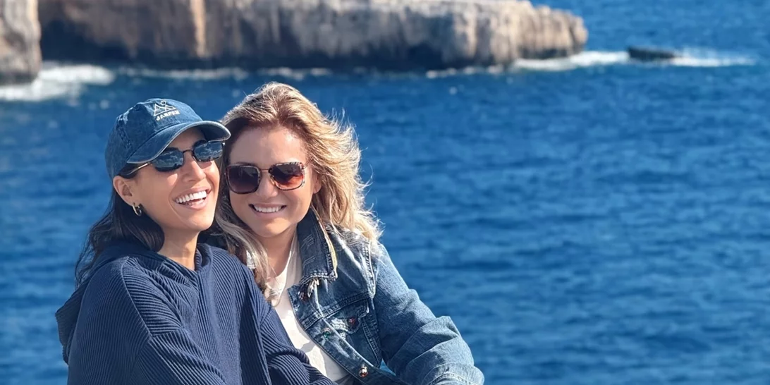 Ευγενία Σαμαρά & Μαρία Καβογιάννη | Η φθινοπωρινή φωτογραφία τους με θέα το μπλε των Παξών