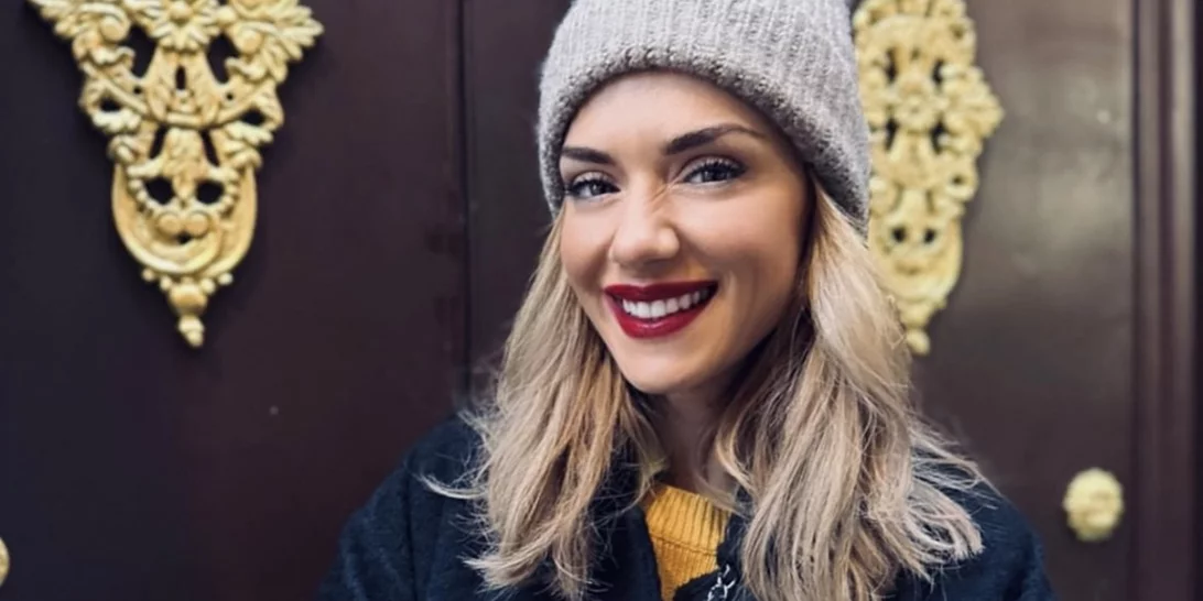 Βάσω Λασκαράκη | Το σαλόνι του σπιτιού της είναι ονειρεμένο - Το εντυπωσιακό δέντρο, το τεράστιο τζάκι και η κυριαρχία του γκρι