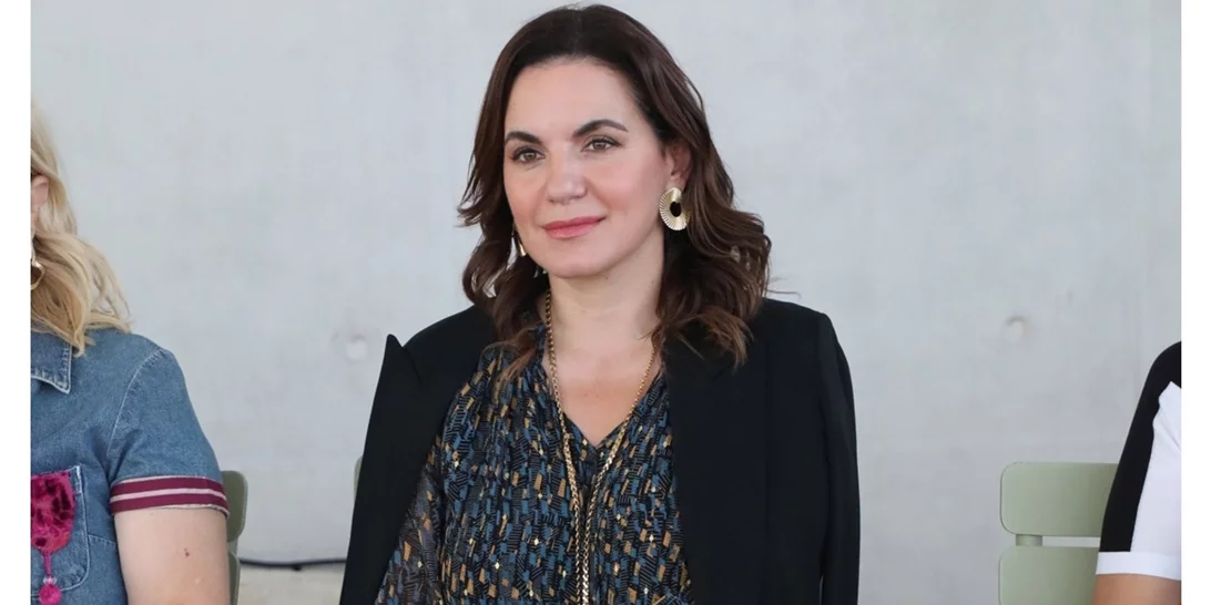 Η Όλγα Κεφαλογιάννη με μοντέρνο κοστούμι στην Athens Fashion Week