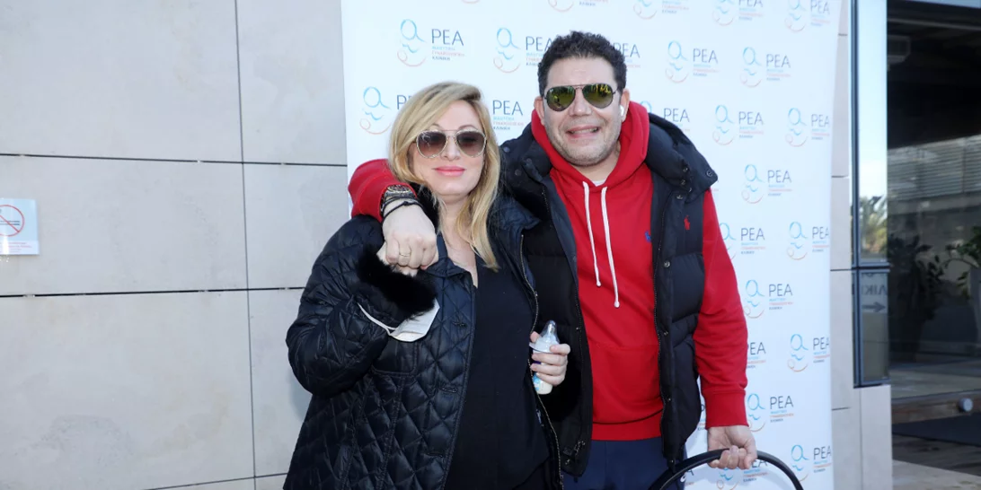 Γρηγόρης Μπιθικώτσης – Ελένη Τσιριγκάκη | H έξοδος από το μαιευτήριο και το τρυφερό φιλί