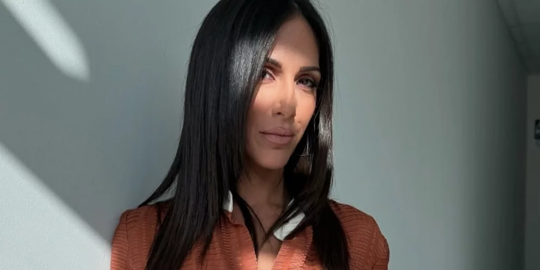 Τρυφερή μαμά | Η Ανθή Βούλγαρη αγκαλιά με τον γιο της στη θάλασσα