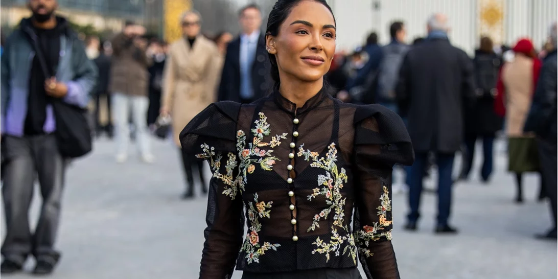 Το embroidered top με λουλούδια που θα φέρει την άνοιξη στα looks σου