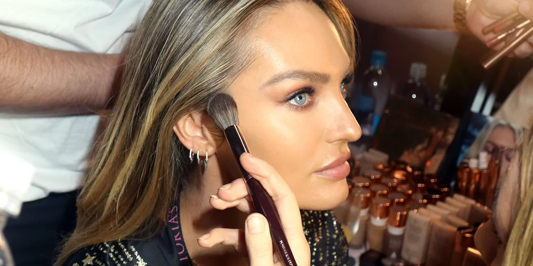 Το makeup hack του ενός λεπτού για να "σβήσεις" τους μαύρους κύκλους κάτω από τα μάτια