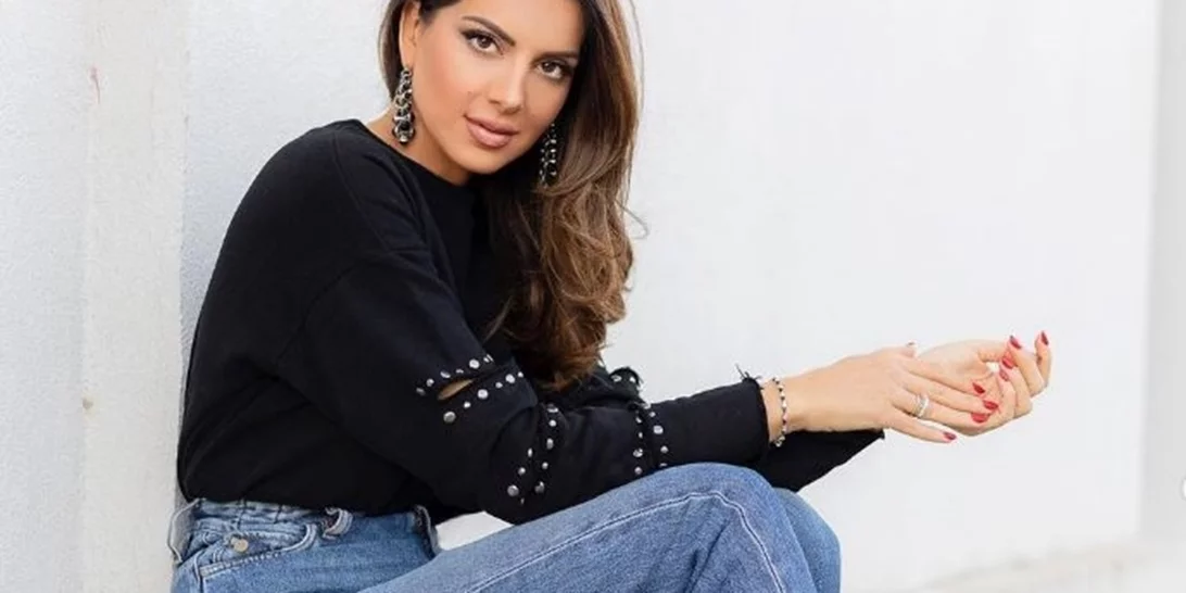 Σταματίνα Τσιμτσιλή | Για lunch break με φίλους στη Νέα Ερυθραία- Πώς συνδύασε το φούτερ της;