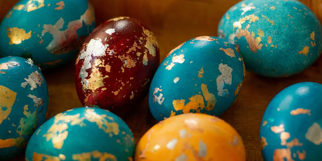 Πώς να βάψεις τα πασχαλινά αυγά με 2 φυσικά υλικά | Χωρίς χρώμα και χημικά