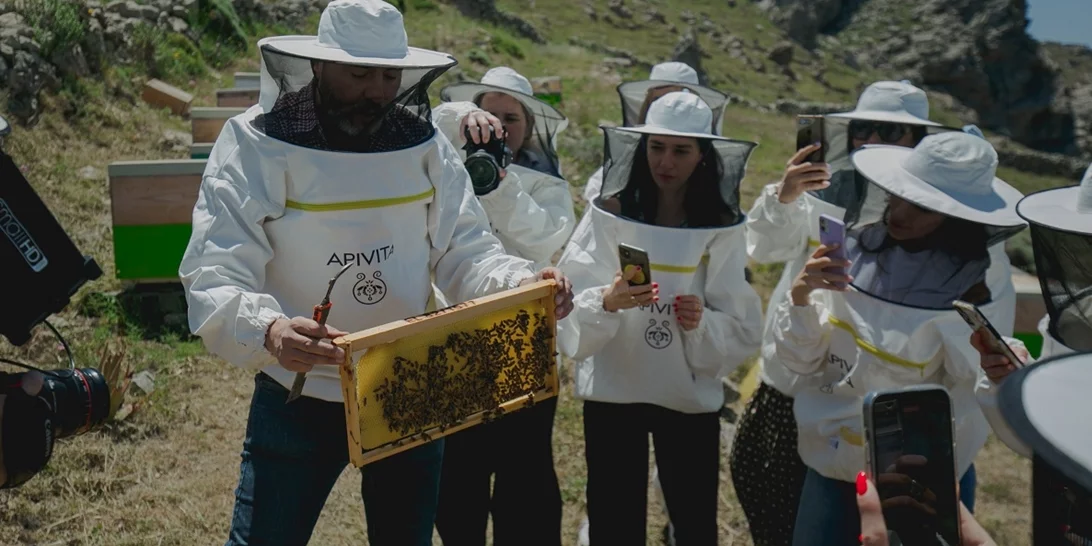 World Bee Day | Ταξιδέψαμε μέχρι την Σέριφο με την APIVITA και μάθαμε τα πάντα για την πολύτιμη μέλισσα