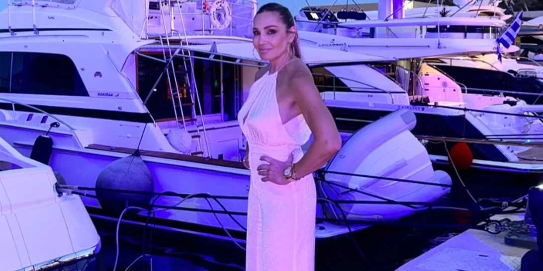 Η Ελένη Πετρουλάκη με μαύρο κιμονό και leopard μπικίνι δίπλα στην πισίνα