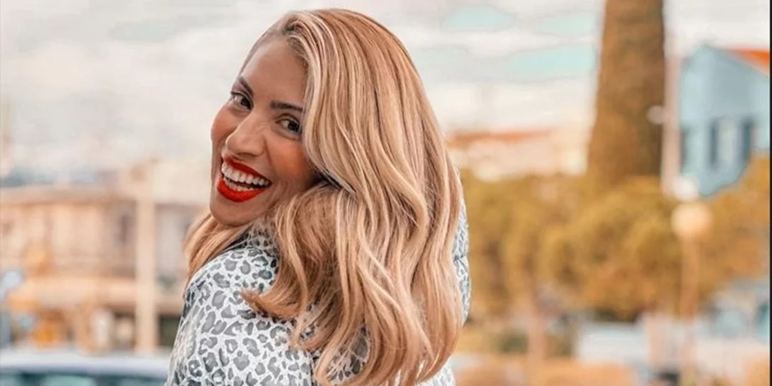 Μαρία Ηλιάκη | Με leather φούστα και frilled denim πουκάμισο στον πιο στιλάτο συνδυασμό