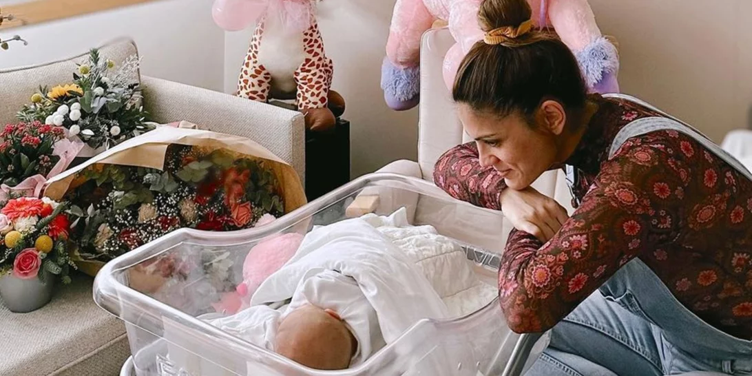 Η φωτογραφία της Μαίρης Συνατσάκη με τη δύο μηνών κόρη της είναι ό,τι πιο γλυκό θα δεις σήμερα