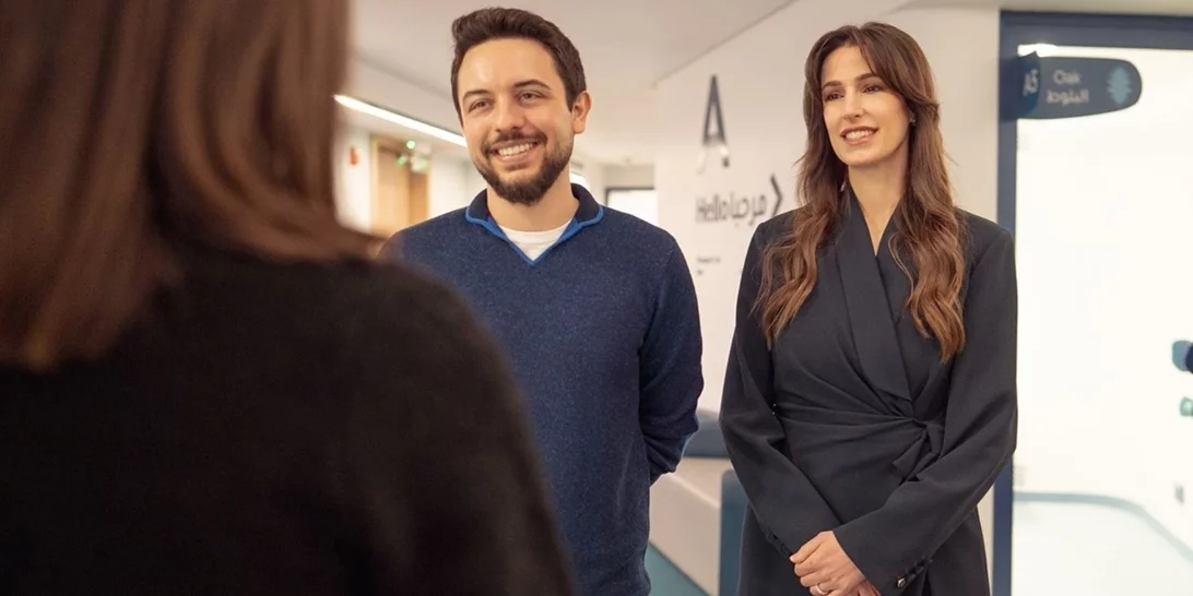 Πριγκίπισσα Rajwa της Ιορδανίας | Ο cool τρόπος με τον οποίο φόρεσε το μοντέρνο κοστούμι της