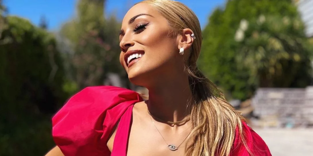 Το girly look της Ελένης Βουλγαράκη με το πουκάμισο – τάση της σεζόν