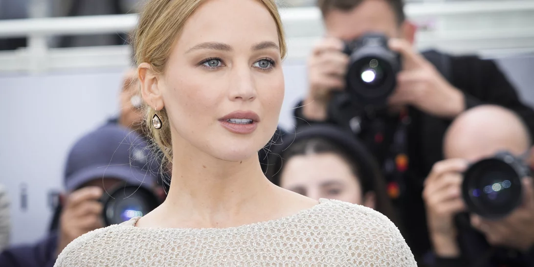 Jennifer Lawrence | Τo αγαπημένo της foundation σε μορφή stick για λεία επιδερμίδα χωρίς ατέλειες