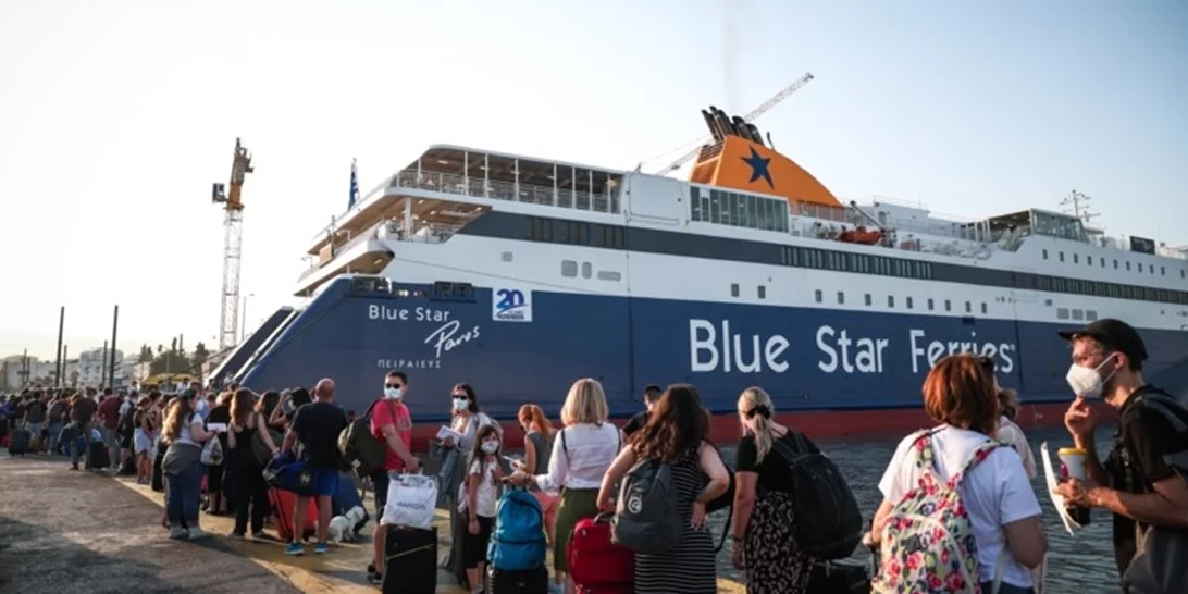 Αδειάζει η Αθήνα | Το αδιαχώρητο στα λιμάνια Πειραιά, Ραφήνας και Λαυρίου [εικόνες]