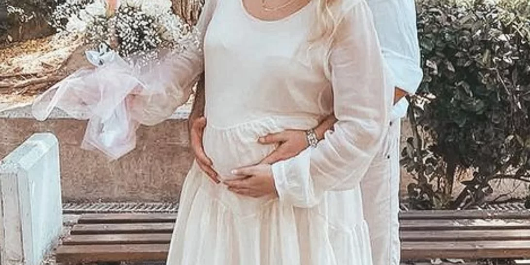 Γνωστή Ελληνίδα ηθοποιός παντρεύτηκε λίγο πριν γίνει μαμά: Το αέρινο νυφικό και η φουσκωμένη της κοιλίτσα
