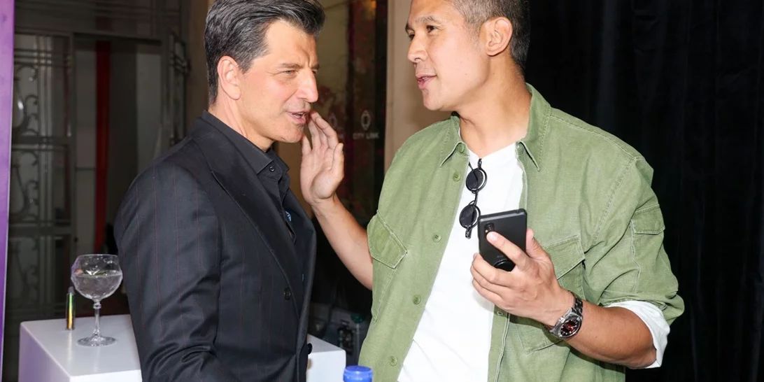 Iconic duo | Ο Σάκης Ρουβάς ποζάρει με τον Σωτήρη Κοντιζά και η Τετάρτη μας έγινε μόλις πιο ανάλαφρη και γλυκιά