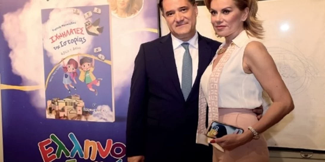 Ευγενία Μανωλίδου – Άδωνις Γεωργιάδης | Η αγκαλιά και το τρυφερό φιλί που αντάλλαξαν μπροστά από το χριστουγεννιάτικο δέντρο