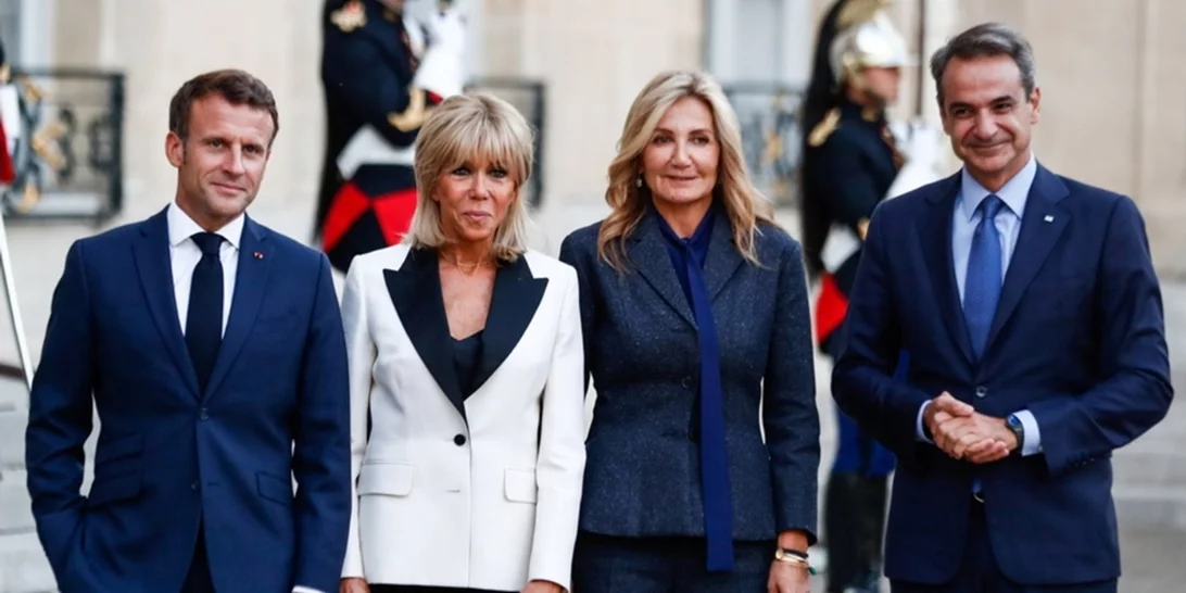 Brigitte Macron - Μαρέβα Μητσοτάκη | Η συνάντησή τους στο Μέγαρο των Ηλυσίων Πεδίων - Τι φόρεσαν οι δυο Πρώτες Κυρίες