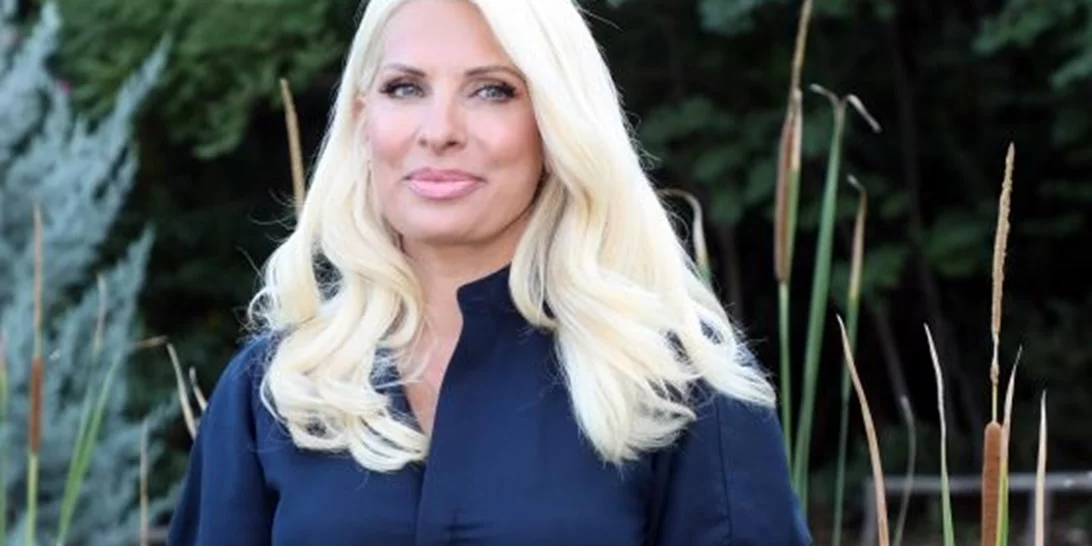 Η Ελένη Μενεγάκη με σοφιστικέ στιλ στην Αθήνα | Με μπερέ και jacket