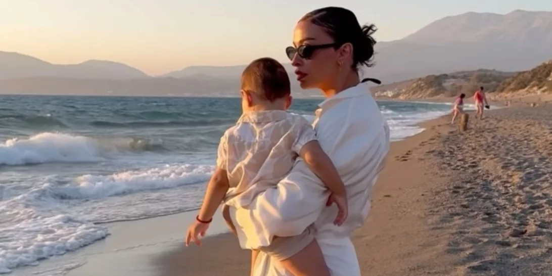 Η Ελένη Φουρέιρα σε ένα πολύ σπάνιο στιγμιότυπο με τον γιο της | Αγκαλιές και φιλιά στην παραλία