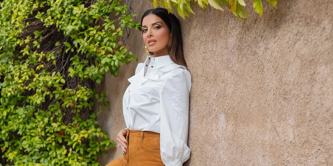 Η Σταματίνα Τσιμτσιλή με ένα statement καφέ suede παντελόνι με κρόσσια | Θα τολμούσες να το φορέσεις;