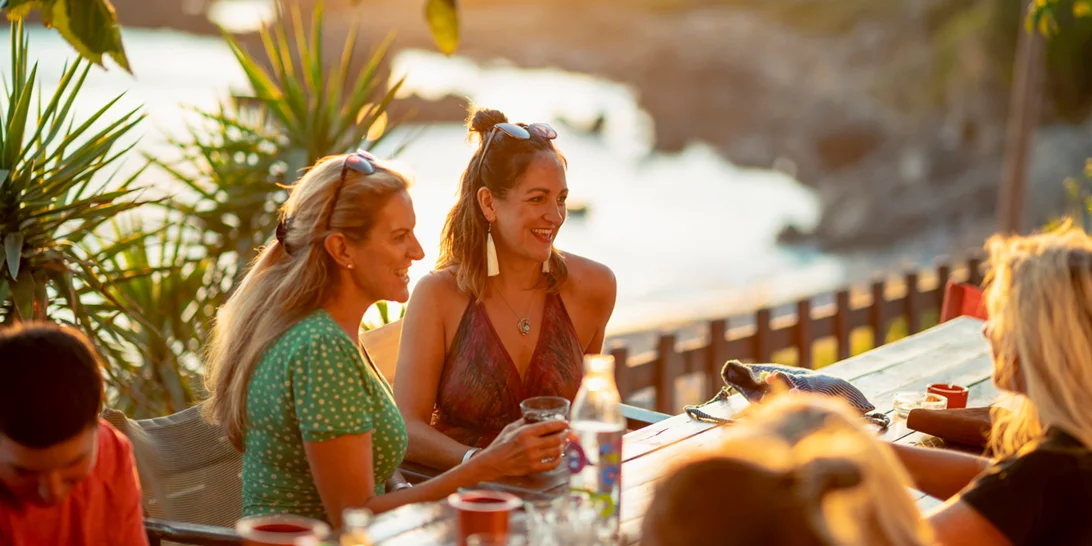 Εστιατόρια δύο ταχυτήτων | Μόνο για εμβολιασμένους και χωρίς μάσκες- Μεικτοί χώροι με τεστ και αποστάσεις