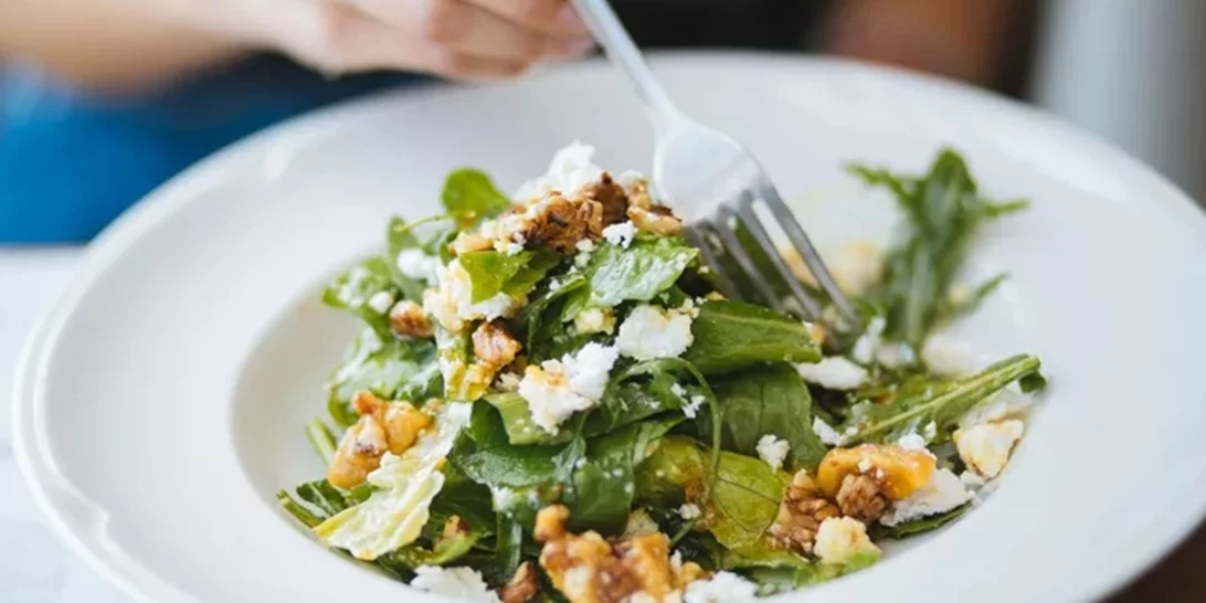 Ποια είναι η καλύτερη σαλάτα που θα μπορούσα να φτιάξω για να καλύπτει όλες τις διατροφικές μου ανάγκες;