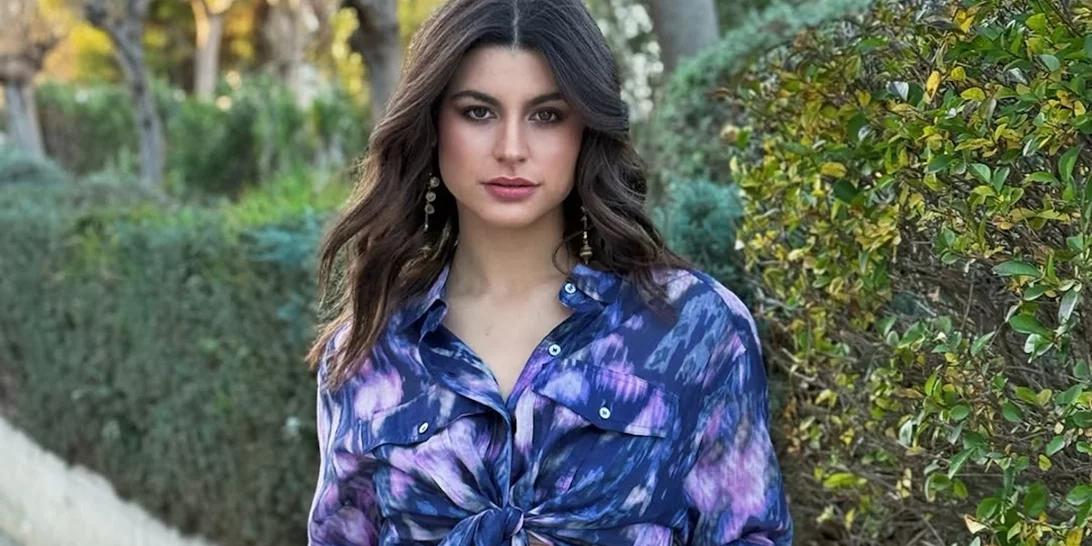 Η Δανάη Παππά με την μπλούζα που μας επιστρέφει στην παιδική μας ηλικία