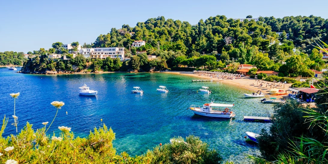 Η Σκιάθος πρωταγωνιστεί στο μετρό του Λονδίνου και του Παρισιού