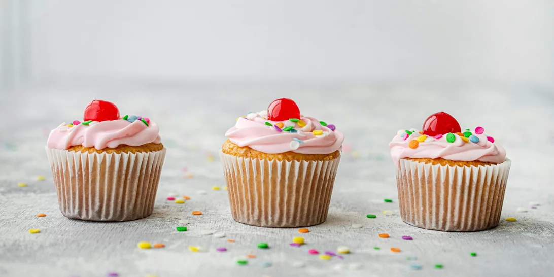 Λατρεύεις τα cupcakes; Πας στοίχημα ότι τρως την αγαπημένη σου λιχουδιά με λάθος τρόπο;