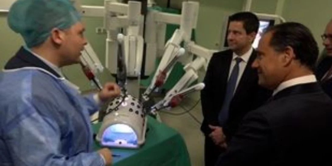 Εγκαινιάστηκε το πρώτο χειρουργικό ρομποτικό σύστημα σε πανεπιστημιακό νοσοκομείο της Ελλάδας