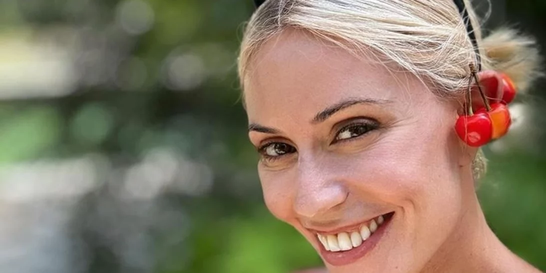 Η Μαρία Μπακοδήμου με αέρινο καφτάνι και μαγιό μαρινιέρα