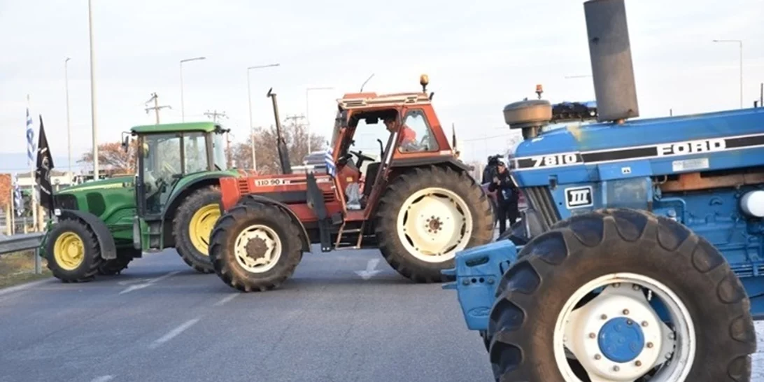 Παραμένουν στα μπλόκα οι αγρότες