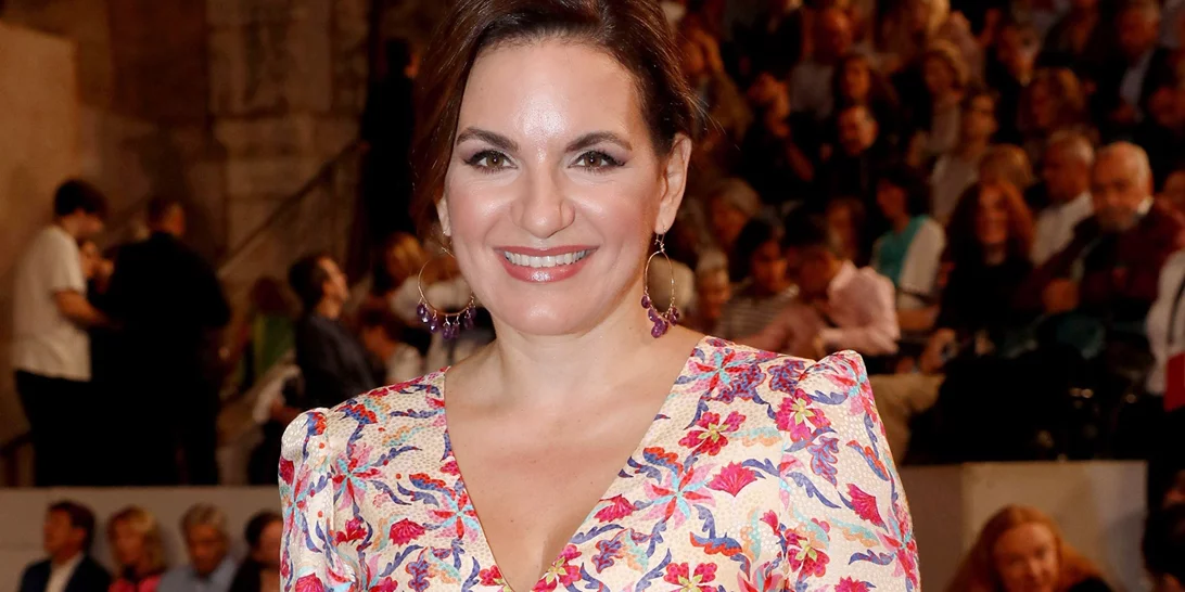 Όλγα Κεφαλογιάννη | Με μεταξωτό top και midi φούστα στην εκδήλωση του υπουργείου Τουρισμού και του ΕΟΤ