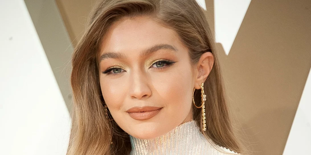 Gigi Hadid | Εμφανίστηκε πιο ξανθιά από ποτέ στο fashion show του οίκου Burberry