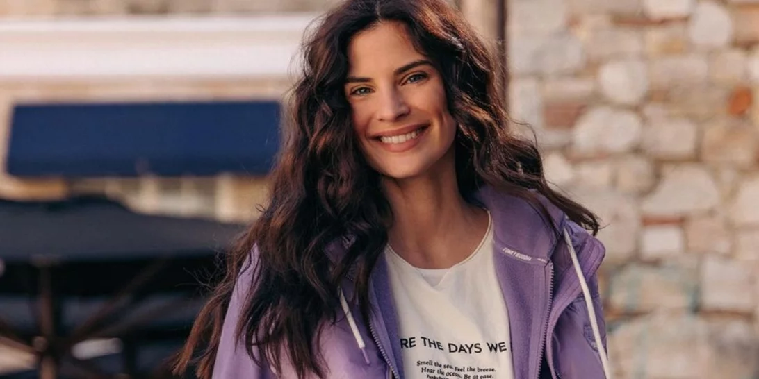 Χριστίνα Μπόμπα| Το sporty look της στο χρώμα τάση της σεζόν που θα θέλεις να αντιγράψεις