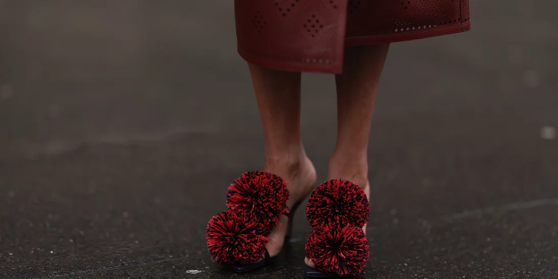 3 "ανθισμένα" ψηλοτάκουνα πέδιλα για τα events του καλοκαιριού