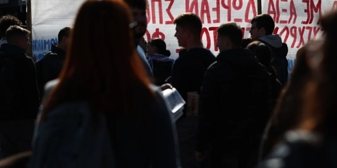 24ωρη πανελλαδική πανδημοσιοϋπαλληλική απεργία της ΑΔΕΔΥ-Συμβολικό "λουκέτο" στους δήμους