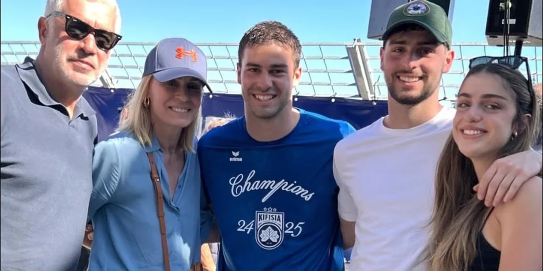 Περήφανοι γονείς ο Αντώνης Νικοπολίδης και η Βάσω Στασινού | Η νέα οικογενειακή φωτογραφία με τα πανέμορφα παιδιά τους