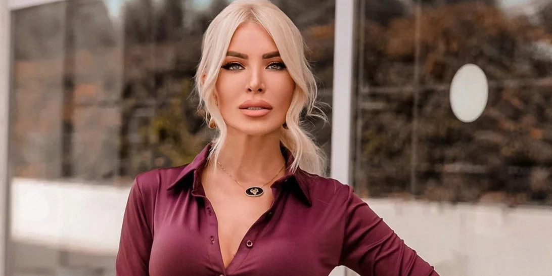 Η Κατερίνα Καινούργιου φόρεσε την ιδανική mini φούστα για το φθινόπωρο που κοστίζει μόλις 20 ευρώ