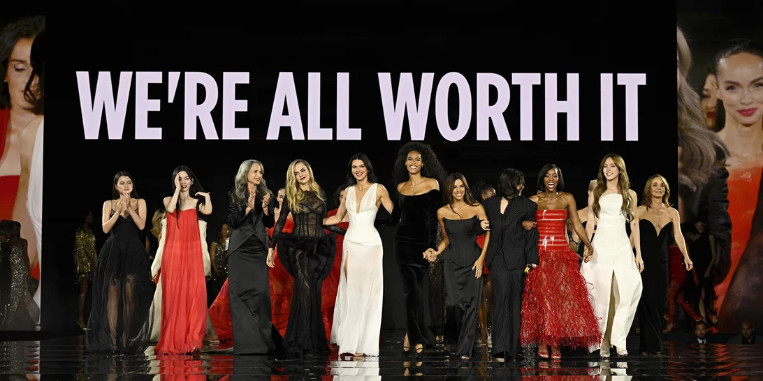 Le Défilé 2025 | Η Δούκισσα Νομικού έλαμψε στο Παρίσι δίπλα σε Jane Fonda & Kendall Jenner