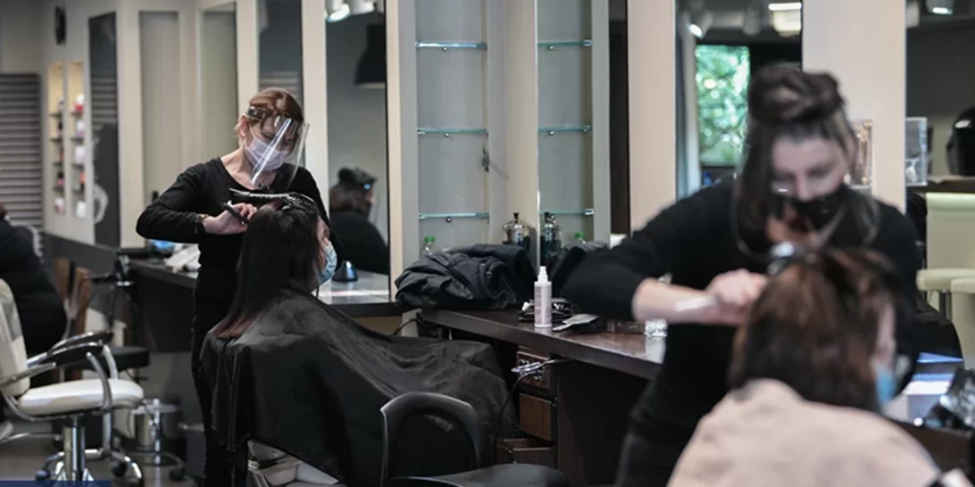 Αρνητής έκανε μήνυση σε κομμωτήριο - Απαιτούσε να τον κουρέψει... ανεμβολίαστος χωρίς μάσκα