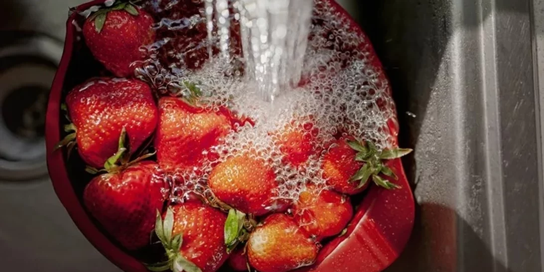 Μόνο το νερό δεν φτάνει | To hack για να φύγουν τα φυτοφάρμακα από τα φρούτα
