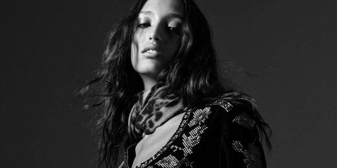 Αυτή η embellished βελούδινη ζακέτα από τη Zara είναι το μοναδικό statement piece που χρειάζεσαι αυτόν το χειμώνα